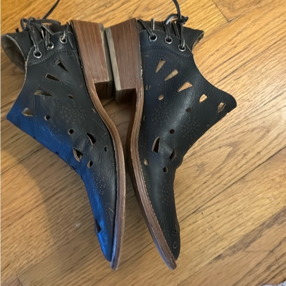 Rare Anthropologie Muse & Cloud booties